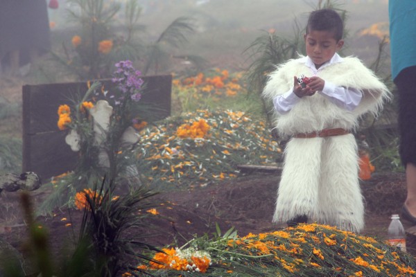 Rezando con nuestros muertos. Foto: Elizabeth Ruiz