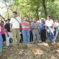 Cafetaleros protestan a las afueras de la unidad administrativa de Tapachula donde habían programado tomar el inmueble pero otra agrupación ya lo había hecho. Foto: Cesar Rodríguez