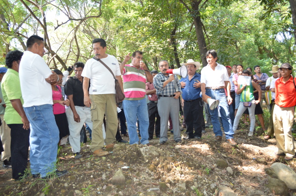 Cafetaleros protestan a las afueras de la unidad administrativa de Tapachula donde habían programado tomar el inmueble pero otra agrupación ya lo había hecho. Foto: Cesar Rodríguez