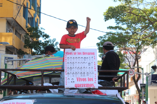 El domingo durante la marcha de apoyo a los estudiantes y padres de familia de Ayotzinapa: Foto: Benjamín Flores