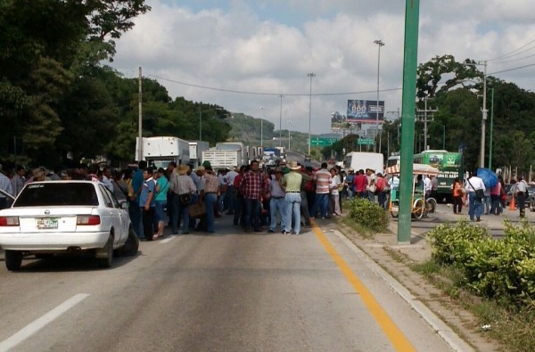 Bloque de maestros de la CNTE en La Pochota, esta mañana del miércoles 5 en Tuxtla. 