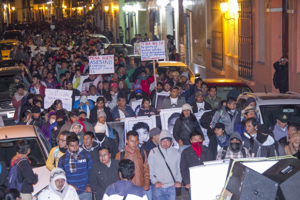 Ciudadanos de San Cristóbal en la marcha con familiares y estudiantes de Ayotzinapa. Foto: Moysés Zúñiga