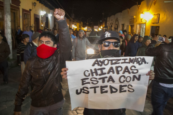 Miles de chiapanecos marcharon con familiares y estudiantes de Ayotzinapa. Foto: Moysés Zuñiga