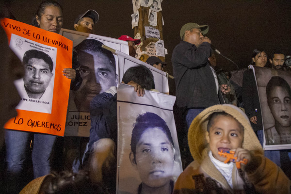 Sobrevivientes de Ayotzinapa pidieron apoyar el movimiento para encontrar a los 43 desaparecidos. Foto: Moyséz Zúniga 