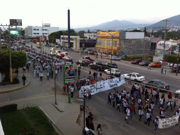 Marcha de estudiantes normalistas en Tuxtla durante la tercera jornada mundial por Ayotzinapa. Foto: Sandra de los Santos/ Chiapas PARALELO. 