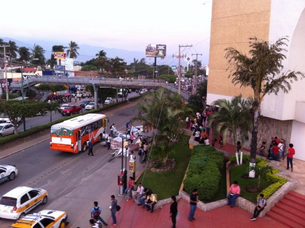 Los estudiantes tomaron, durante la marcha, dos unidades de transporte público. En ellas iban depositando las lonas y gallardetes que retiraban. Foto: Sandra de los Santos/ Chiapas PARALELO. 