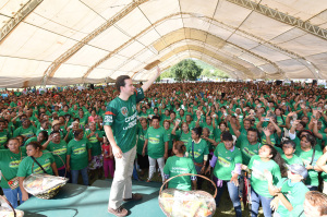 Velasco Coello, pareciera sigue en campaña.