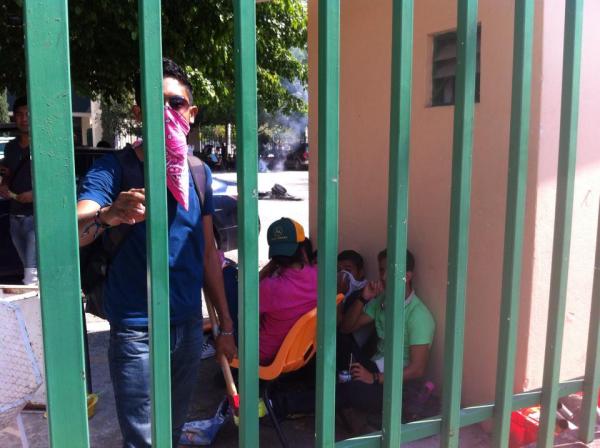 Toman normalistas las oficinas de la Secretaría de Educación. Foto: Sandra de los Santos/ Chiapas PARALELO.