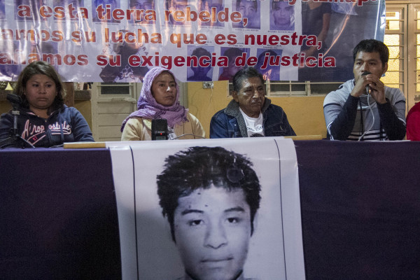 Carmelita Cruz Mendoza, (madre de Jorge Anibal Cruz Mendoza, Maria Ines Abraham (centro) y Ezequiel Mora (padre de Alexander Mora Hernzandez) familiares de algunos de los  43 estudiantes desaparecidos durante la represion a los normalistas de la escuela Manuel Isidro Burgos en Ayotzinapa, Guerrero Foto: Moyses Zuniga Santiago