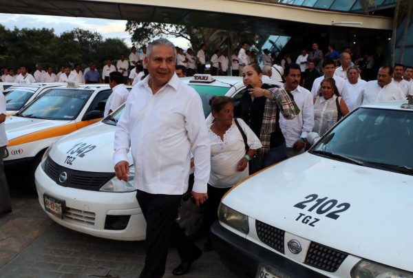 Procurador de Justicia en la presentación del programa Taxista Ciudadano. Foto: Icoso