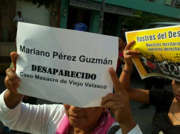 En la plaza central de Palenque más de 600 personas de 25 comunidades de la zona norte de Chiapas se concentraron hoy en exigencia de justicia por la Masacre de Viejo Velasco el 13 de noviembre de 2013. Foto: Frayba/SIPAZ