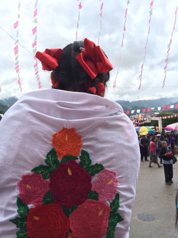 Mujer mirando el horizonte. Foto: Ángeles Mariscal/Chiapas PARALELO