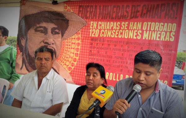 Uriel, el hermano, Mirna, la viuda, y José Luis, hijo de Mariano Abarca Roblero, acribillado a tiros el 27 de noviembre del 2009.