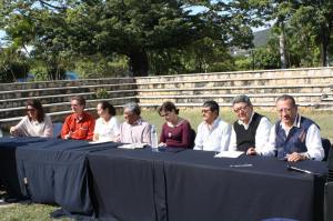 Los ocho candidatos estuvieron más de dos horas en el Parque Hundido exponiendo sus ideas de la Universidad que desean dirigir. Foto: Vianer Montejo.