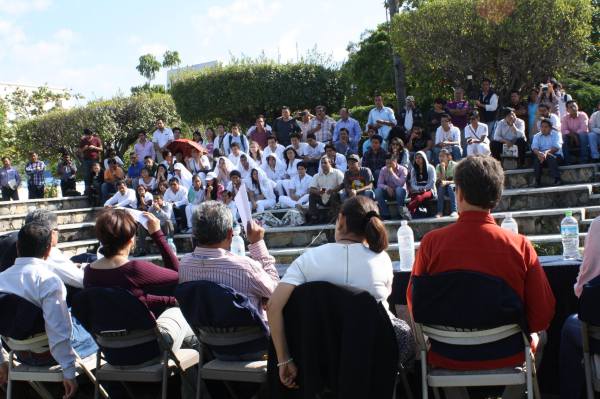 Estudiantes de la UNACH en el foro donde llegaron 8 de 23 aspirante a dirigir esa Máxima Casa de Estudios. Foto: Vianer Montejo. 