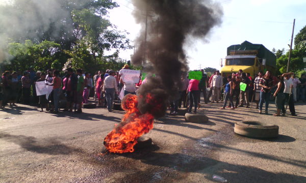 Bloqueo en la zona petrolera de Reforma, Chiapas. Foto: Delky Wilner