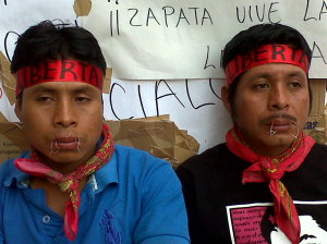 Pedro Gómez y Anibal Gómez, hijos del detenido, también participan en la manifestación de protesta contra el gobierno de Manuel Velasco. Foto: Chiapas Paralelo