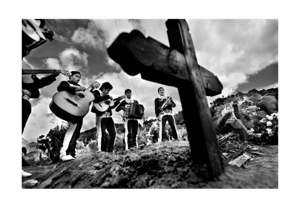 Serenata en la tumba. Foto: Jesús Hernández. 