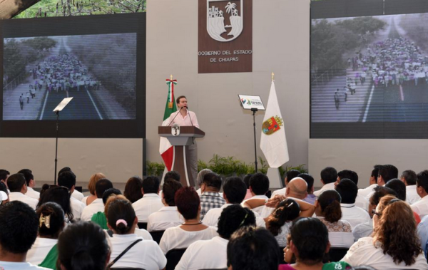 Manuel Velasco Coello acompañado de ex gobernadores, en su Segundo Informe de Gobierno. Foto: Icoso