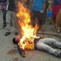 Agustín Gómez Pérez de 21 años, en el momento en que las llamas empiezan a cubrir su cuerpo.