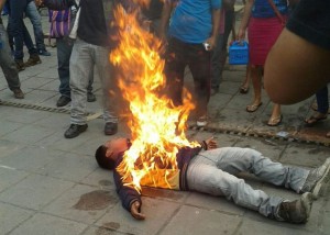 Agustín Gómez Pérez de 21 años, en el momento en que las llamas empiezan a cubrir su cuerpo.