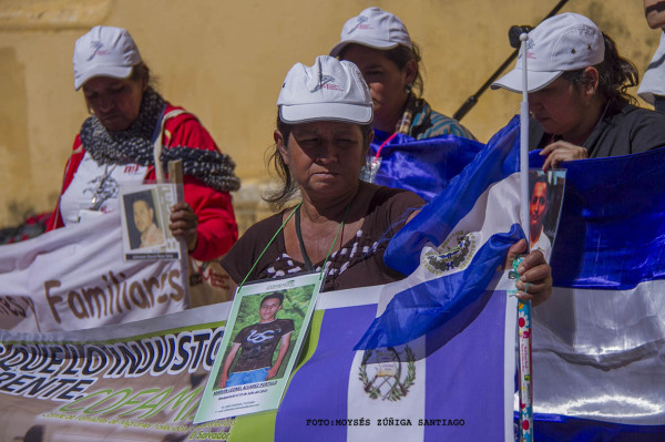 Ante la ausencia, caminar en busca de sus hijos. Foto: Moyses Zuniga Santiago.