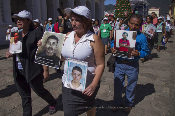 Madres muestran las imágenes de sus hijos desaparecidos. Foto: Moyses Zuniga Santiago.