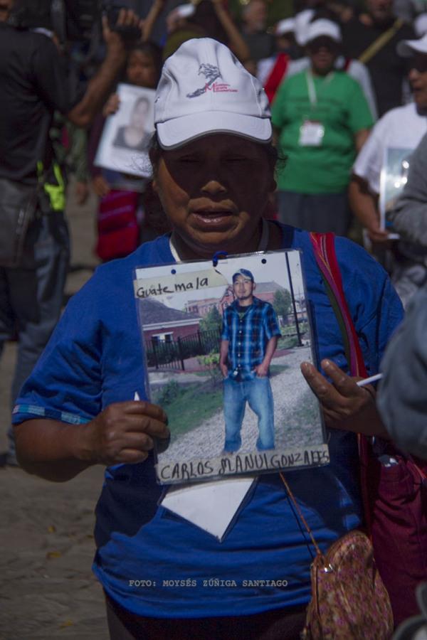 En las caravanas algunas madres han encontrado a sus hijos. Otras no. Foto: Moyses Zuniga Santiago.