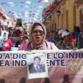 La caravana de madres de migrantes centroamericanos desaparecidos en su transito por mexico "Puentes de Esperanza" realizaron un mitin informativo y una marcha en esta ciudad antes de continuar su viaje hacia la frontera sur en Tapachula.
Foto: Moyses Zuniga Santiago.