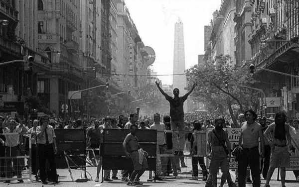 Buenos Aires, quizá el 20 de diciembre, 2001, poco antes de la renuncia de Fernando de la Rúa. (Foto tomada de El blog de Abel.)