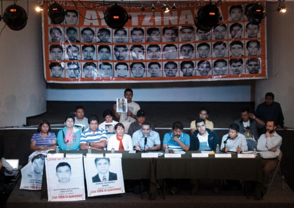 Estudiantes sobrevivientes y familiares de los 43 desaparecidos de Ayotzinapa. Foto: Cortesía