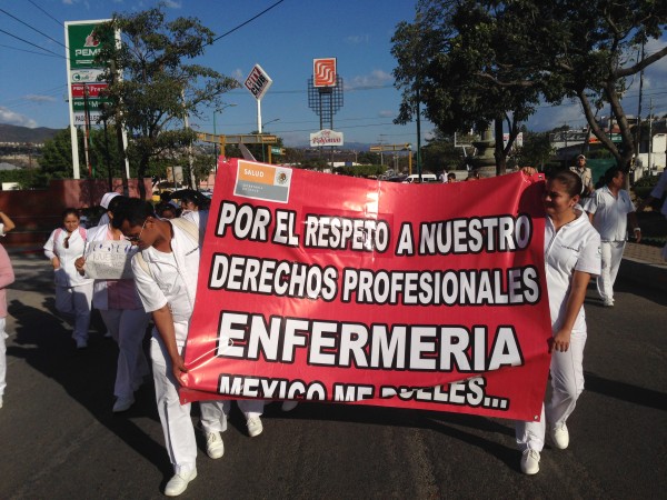 A las manifestantes se les impidió llegar a la plaza central por un contingente de granadros