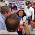 El momento en que al abogado y activista le es arrojado orines con un vaso. 