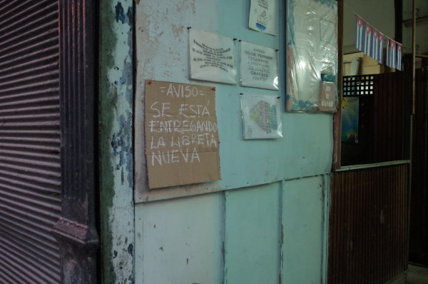 La libreta de racionamiento, regula la venta de alimentos subsidiados a las y los cubanos. Foto: Ernesto Gómez Panana. 