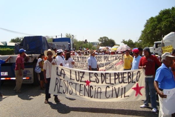 Dice la CFE que para que les cambien el transformador descompuesto, deben pagar antes "$2,945, 796.00 (Dos millones Novecientos Cuarenta y Cinco Mil Setecientos Noventa y Seis Pesos 00/100MN) producto de 10, 120 adeudos en 584 usuarios de aquella comunidad”.