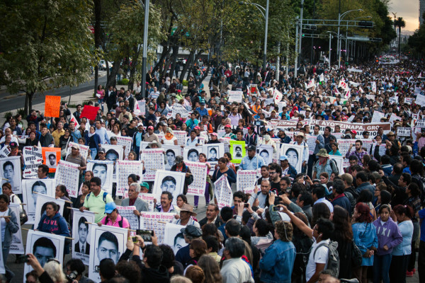 Marcha en el DF encabezada por madres de familia. Foto: César Martínez.