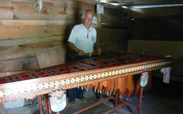 Don Víctor integra esas legiones de subempleados de la tercera edad en Chiapas para quienes no existen programas específicos institucionales según sus experiencias, talentos y energía aún productiva. Foto: Arlequín