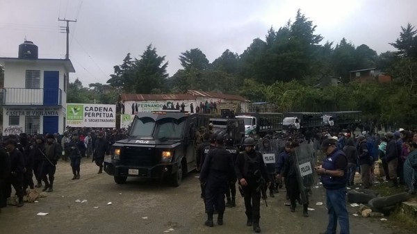 Momento en el que ingresan policías estatales y el Ejército a Pueblo Nuevo Solistahuacán, el viernes 16. 