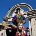 Al son de la flauta y el tambor enmascarados le bailan al sol. Porque la vida es corta, porque la vida es un carnaval. 2008. Fotos: Ariel Silva.