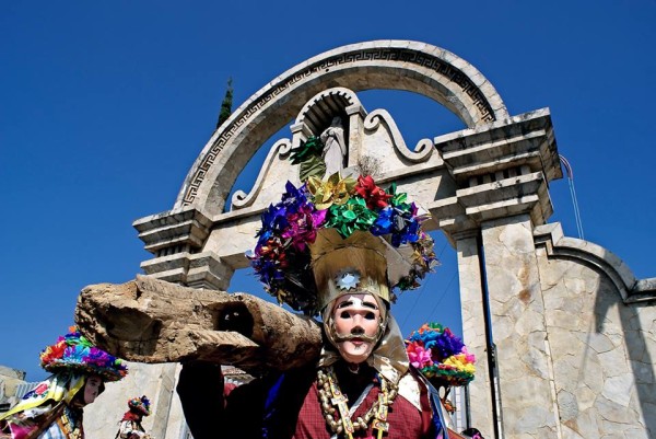 Al son de la flauta y el tambor enmascarados le bailan al sol. Porque la vida es corta, porque la vida es un carnaval. 2008. Fotos: Ariel Silva.