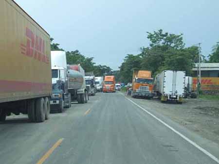Camioneros entrando a Chiapas por la frontera de Guatemala. Foto: Cortesía