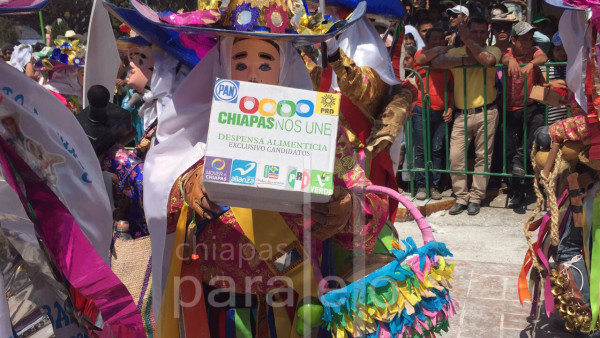 "Chiapas nos Une. Despensas para Candidatos", críticas en el Carnaval Zoque Coiteco. Foto: Chiapas PARALELO