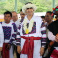 Ex edil de Tenejapa con el Secretario de Planeación, Juan Carlos Gómez Aranda, en una reunión de la Cruzada Nacional Contra el Hambre, en 2014. Foto: Icoso