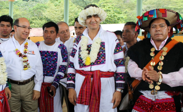 Ex edil de Tenejapa con el Secretario de Planeación, Juan Carlos Gómez Aranda, en una reunión de la Cruzada Nacional Contra el Hambre, en 2014. Foto: Icoso