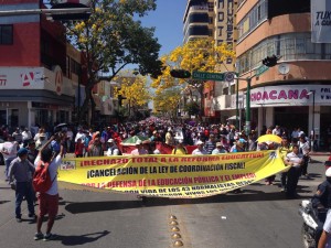 Maestros de la CNTE, estudiantes normalistas y organizaciones sociales y campesinas, marchan en el marco dela Novena Acción Global por Ayotzinapa. Foto: Chiapas PARALELO