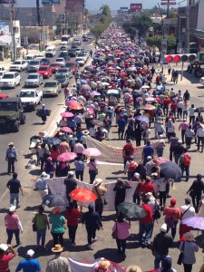 Maestros de la CNTE, estudiantes normalistas y organizaciones sociales y campesinas, marchan en el marco dela Novena Acción Global por Ayotzinapa. Foto: Chiapas PARALELO