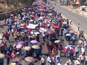 Maestros de la CNTE, estudiantes normalistas y organizaciones sociales y campesinas, marchan en el marco dela Novena Acción Global por Ayotzinapa. Foto: Chiapas PARALELO