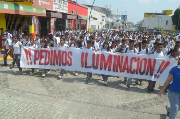 Alumnos y maestros piden seguridad en la zona donde se encuentran las escuelas. Foto: Cesar Rodríguez