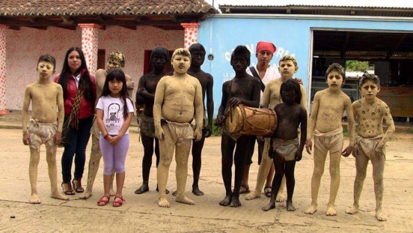 Mikeas Sánchez y Saul Kak con niños integrantes de la danza de las Chuchinas de Huitiupan, en el aniversario de la XECOPA. Copainalá, Julio de 2014.  