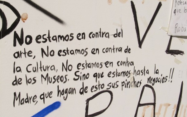 No a la cultura como negocio, pinta en Palacio Municipal de San Cristóbal. Foto: Anahid O. Egremy